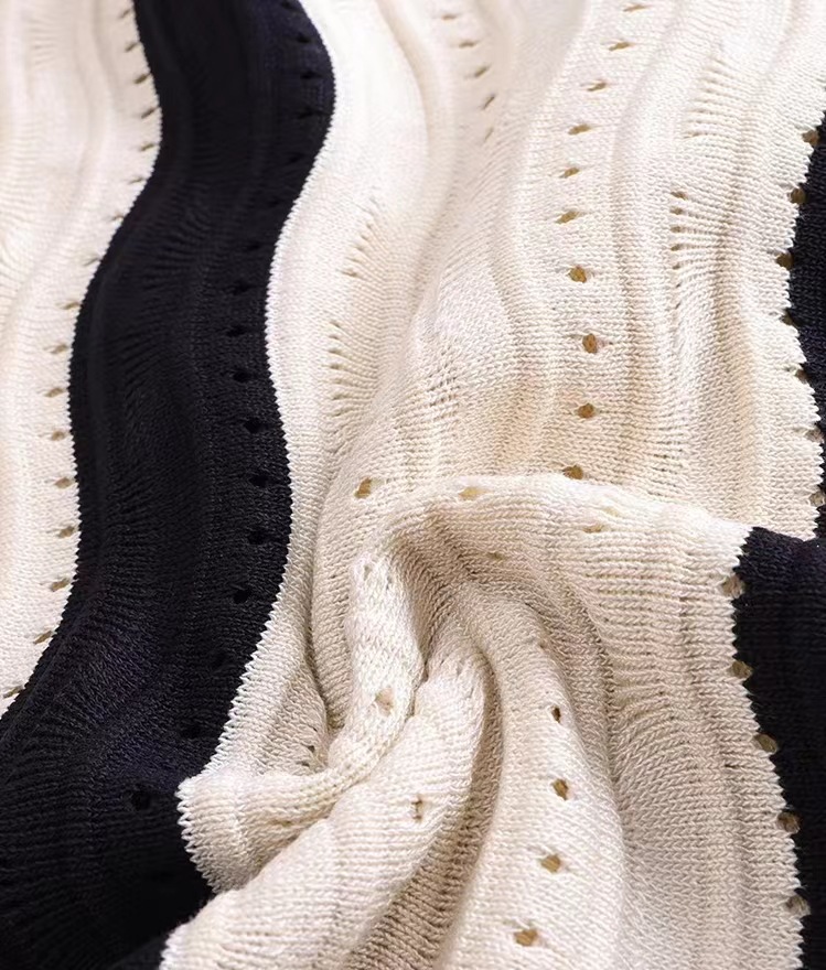 OEM Factory Custom Frühling Sommer Slim Kurzarm V-Ausschnitt Gestreiftes Damen Langes Strickpulloverkleid