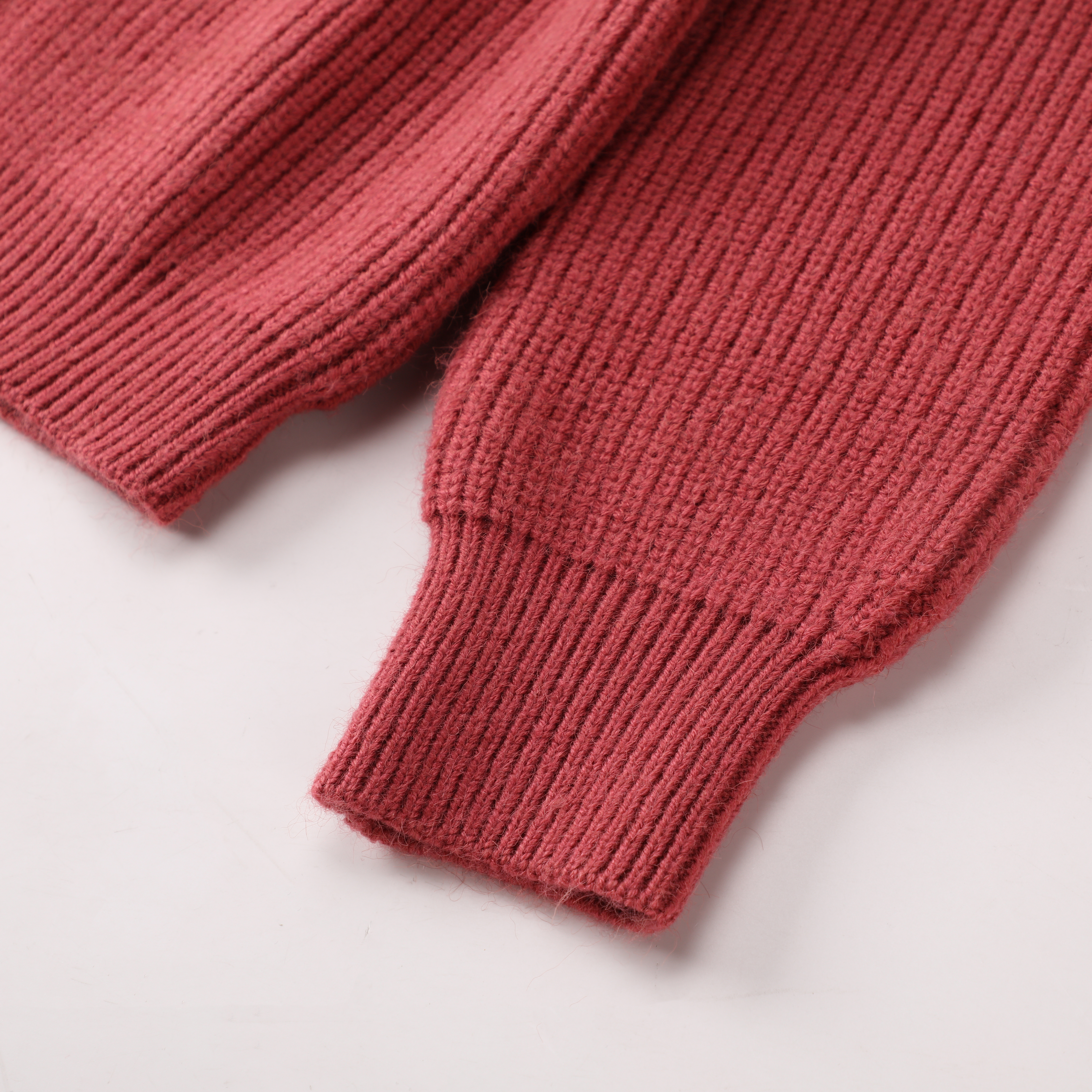 Hochwertige Winter OEM Custom Red Langarm V-Ausschnitt Damen Top Strickpullover Strickjacke für Damen