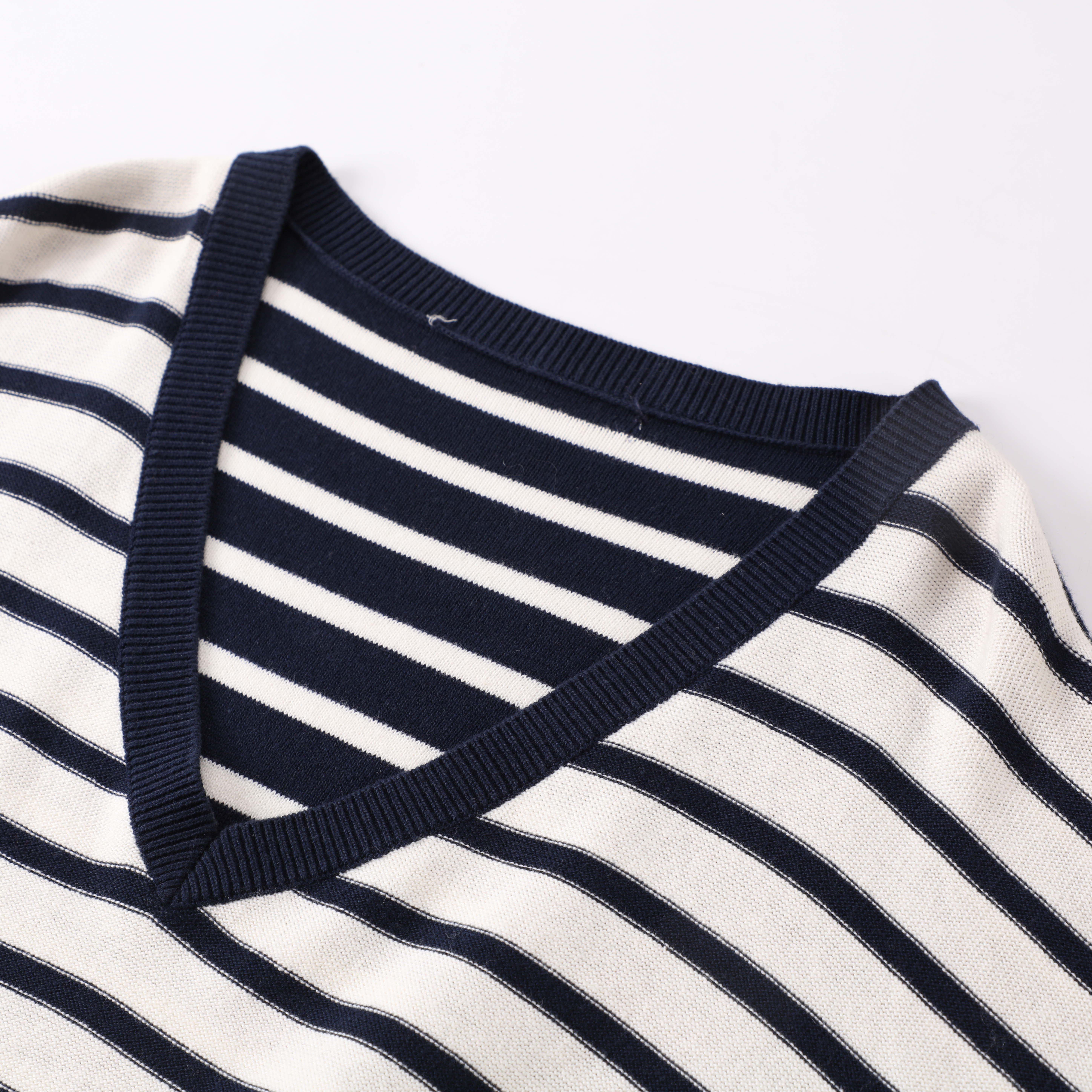 Winter OEM Custom Gestreifter Langarm V-Ausschnitt Lose Damen Damen Pullover Strickpullover