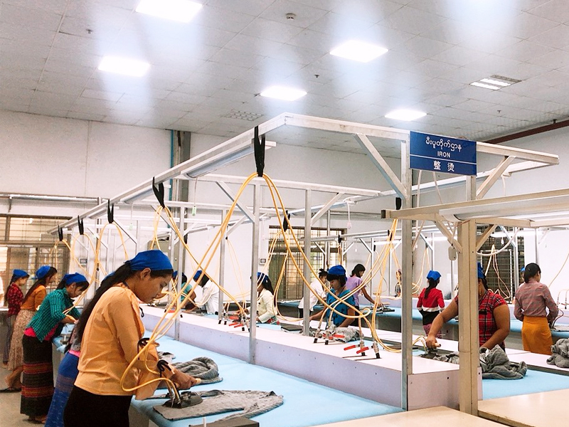 Wie man einen Weihnachtspullover für Männer stymt